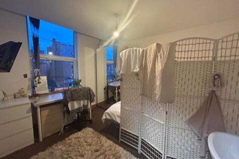 A cozy double bedroom featuring a comfortable l...