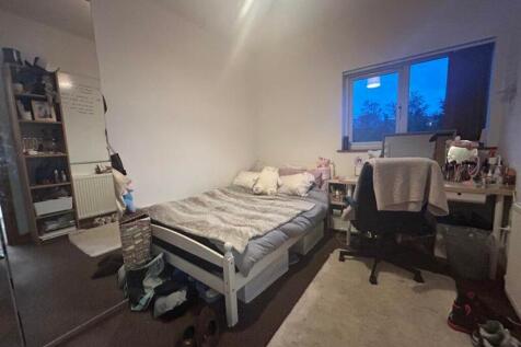A cozy double bedroom featuring a comfortable b...
