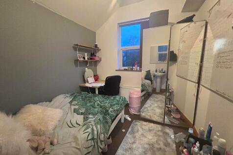 A cozy double bedroom featuring a comfortable s...