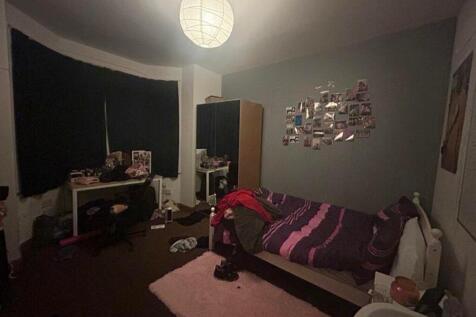 A cozy double bedroom with ample space for pers...