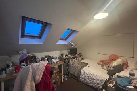 A cozy double bedroom with good natural light a...