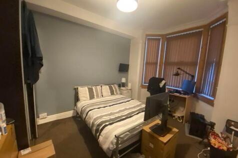 A cozy double bedroom featuring a comfortable b...