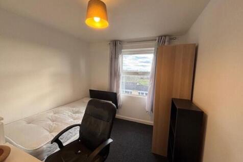A cozy double bedroom featuring a comfortable b...