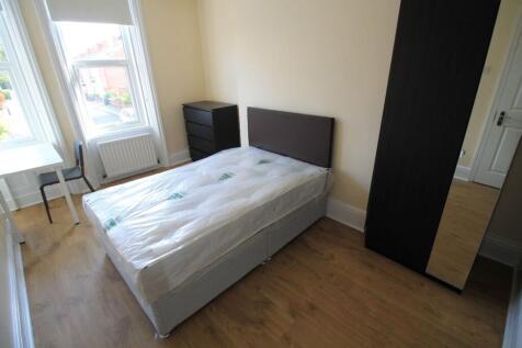 Bright and inviting double bedroom featuring la...