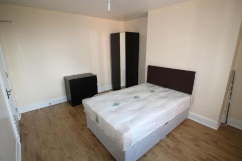 This inviting double bedroom features ample spa...