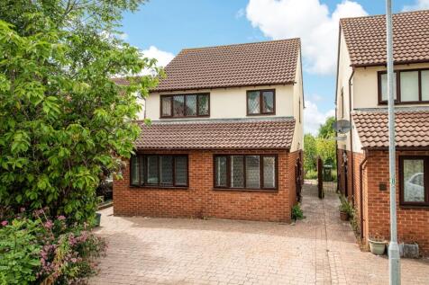 Charming front elevation of a well-maintained p...