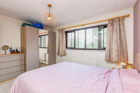 This inviting double bedroom features ample nat...