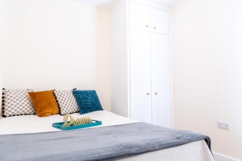 Cozy and inviting double bedroom featuring a st...