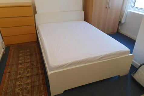 This inviting double bedroom features a spaciou...