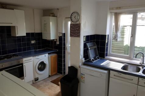 This well-equipped kitchen features modern appl...