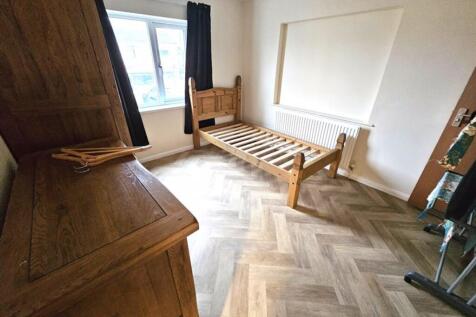 This inviting double bedroom features ample nat...