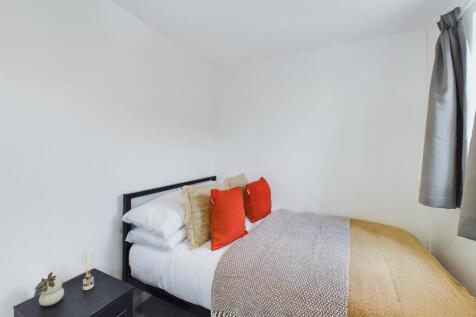 A cozy and inviting double bedroom with modern ...