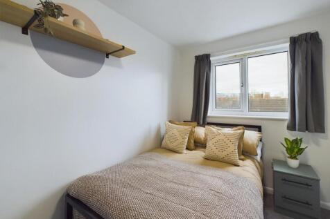 A cozy and inviting double bedroom featuring go...