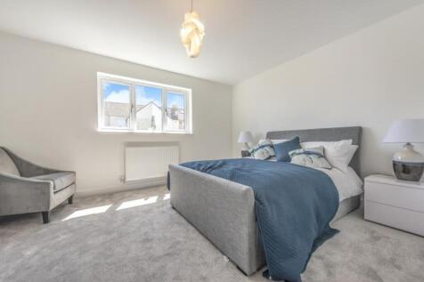 This beautifully designed double bedroom featur...