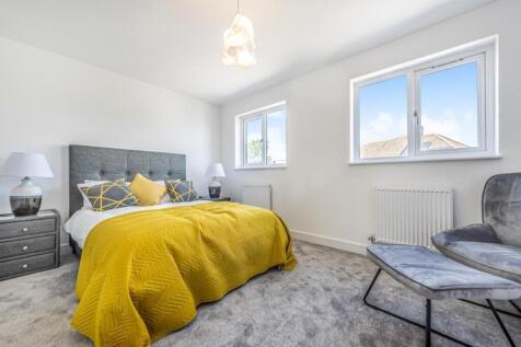 This beautifully designed double bedroom featur...