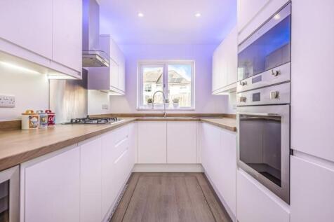 This beautifully designed double bedroom featur...