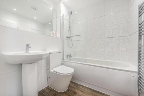 This charming double bedroom features a comfort...
