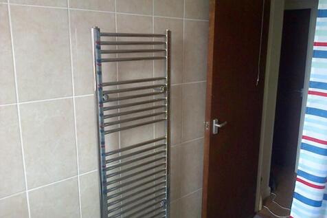 A well-maintained bathroom featuring modern til...