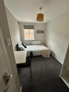 A cozy double bedroom featuring a comfortable b...