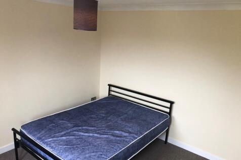 A cozy double bedroom featuring a comfortable b...