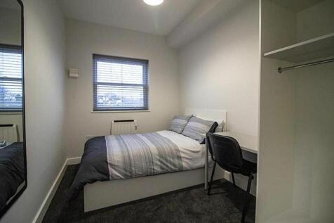 A cozy and well-maintained double bedroom featu...