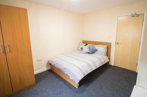 This inviting double bedroom features a spaciou...