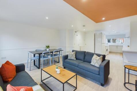 A spacious and inviting large modern living roo...