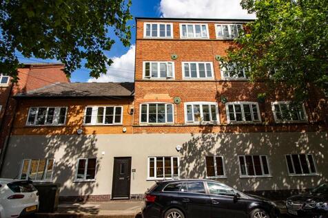 Charming front view of a well-maintained proper...