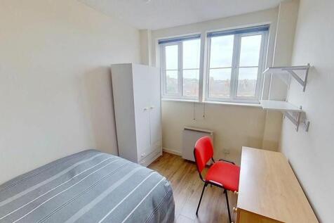 This inviting double bedroom features ample nat...