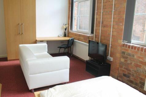 This inviting double bedroom features ample nat...
