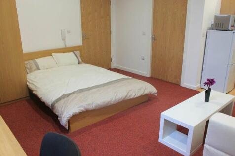 A cozy double bedroom featuring a comfortable b...