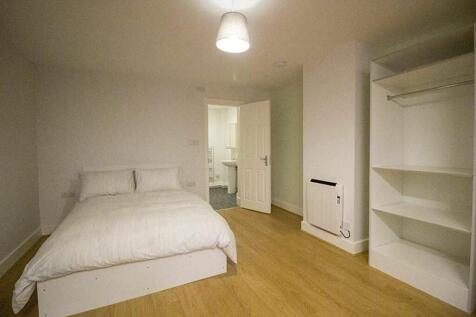 Spacious double bedroom featuring a cozy atmosp...