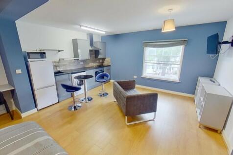 This inviting living area features modern furni...