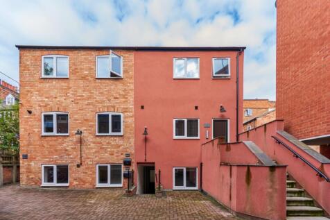 Charming exterior view of a contemporary proper...