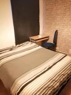 A cozy double bedroom featuring a comfortable b...