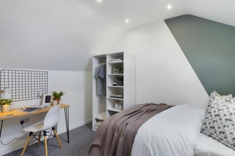 A bright and stylish double bedroom perfect for...