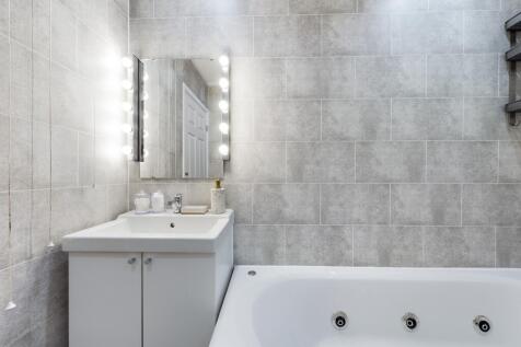 A spacious and inviting large bathroom featurin...