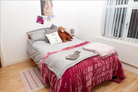 A cozy double bedroom featuring a comfortable b...