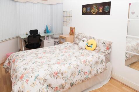A cozy double bedroom featuring a comfortable b...