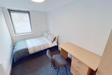 A cozy double bedroom featuring a comfortable b...