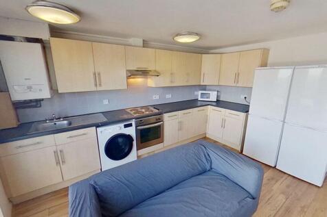 This well-equipped kitchen features modern appl...