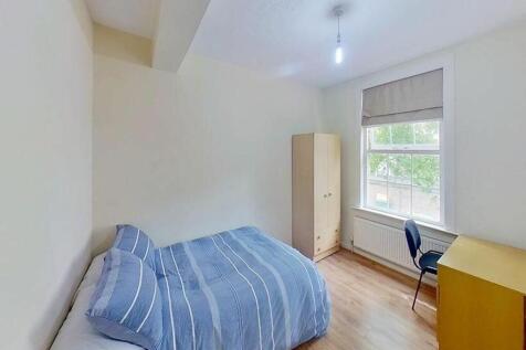 This cozy double bedroom offers a comfortable s...