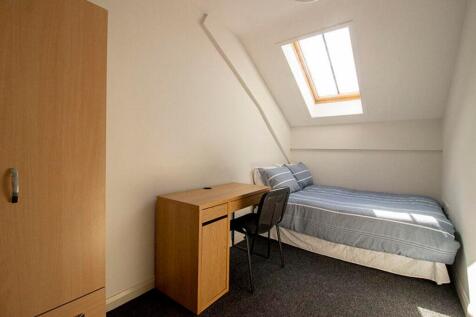 A cozy double bedroom featuring a comfortable b...
