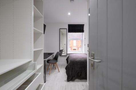 A cozy double bedroom featuring modern decor, a...
