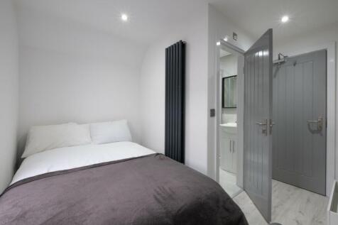 This inviting double bedroom features modern de...
