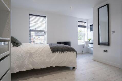 Bright and inviting double bedroom featuring la...