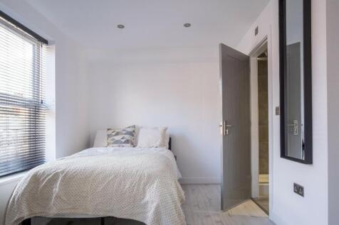 This inviting double bedroom features ample nat...