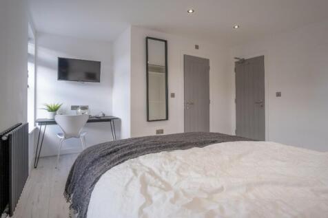 This beautifully designed double bedroom featur...
