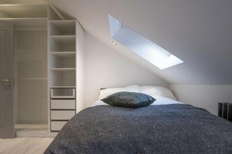A cozy double bedroom featuring a comfortable b...