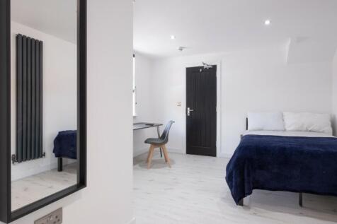 A bright and spacious double bedroom, perfect f...